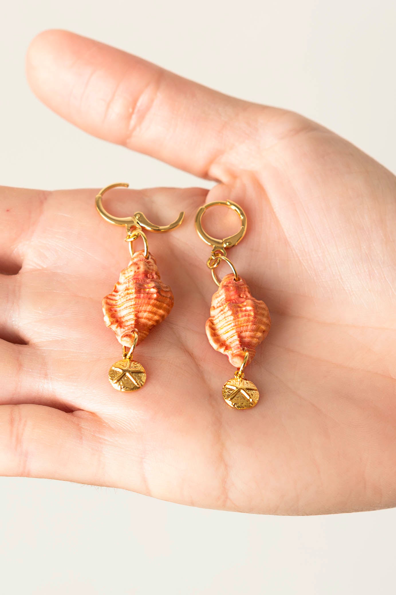 Pendientes de concha coral con estrella de mar