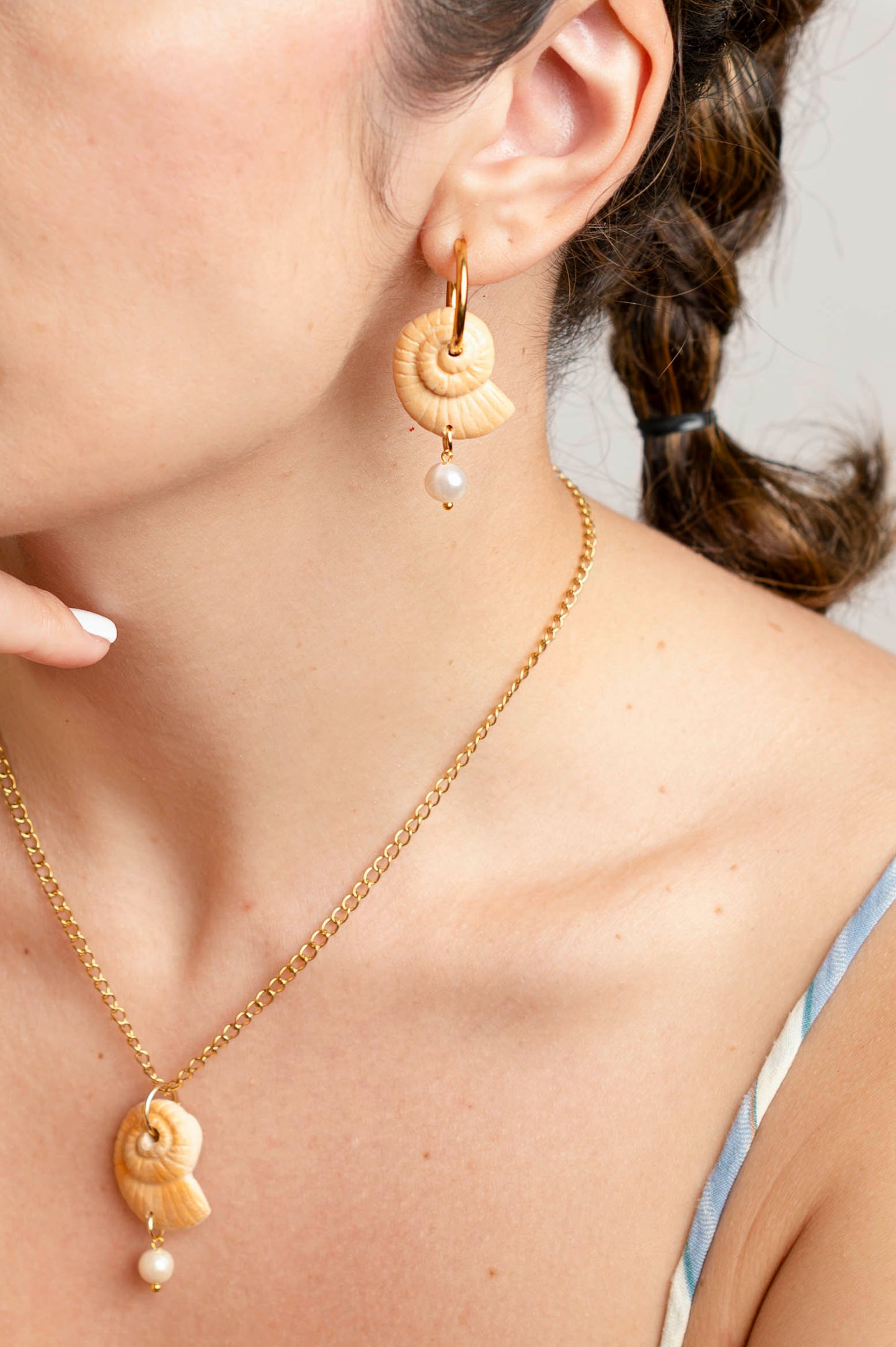 Concha de caracol con perla de agua dulce