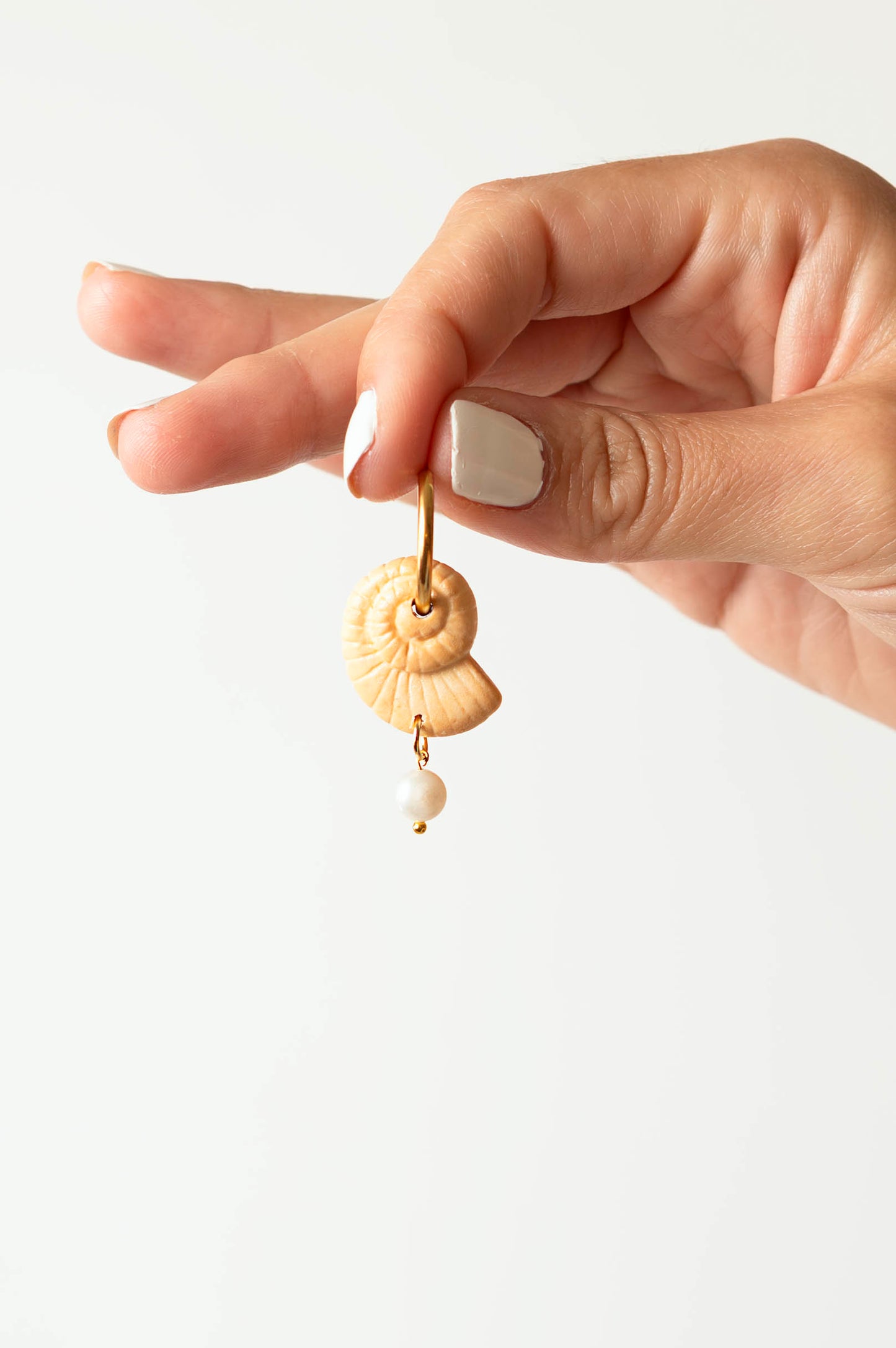 Concha de caracol con perla de agua dulce