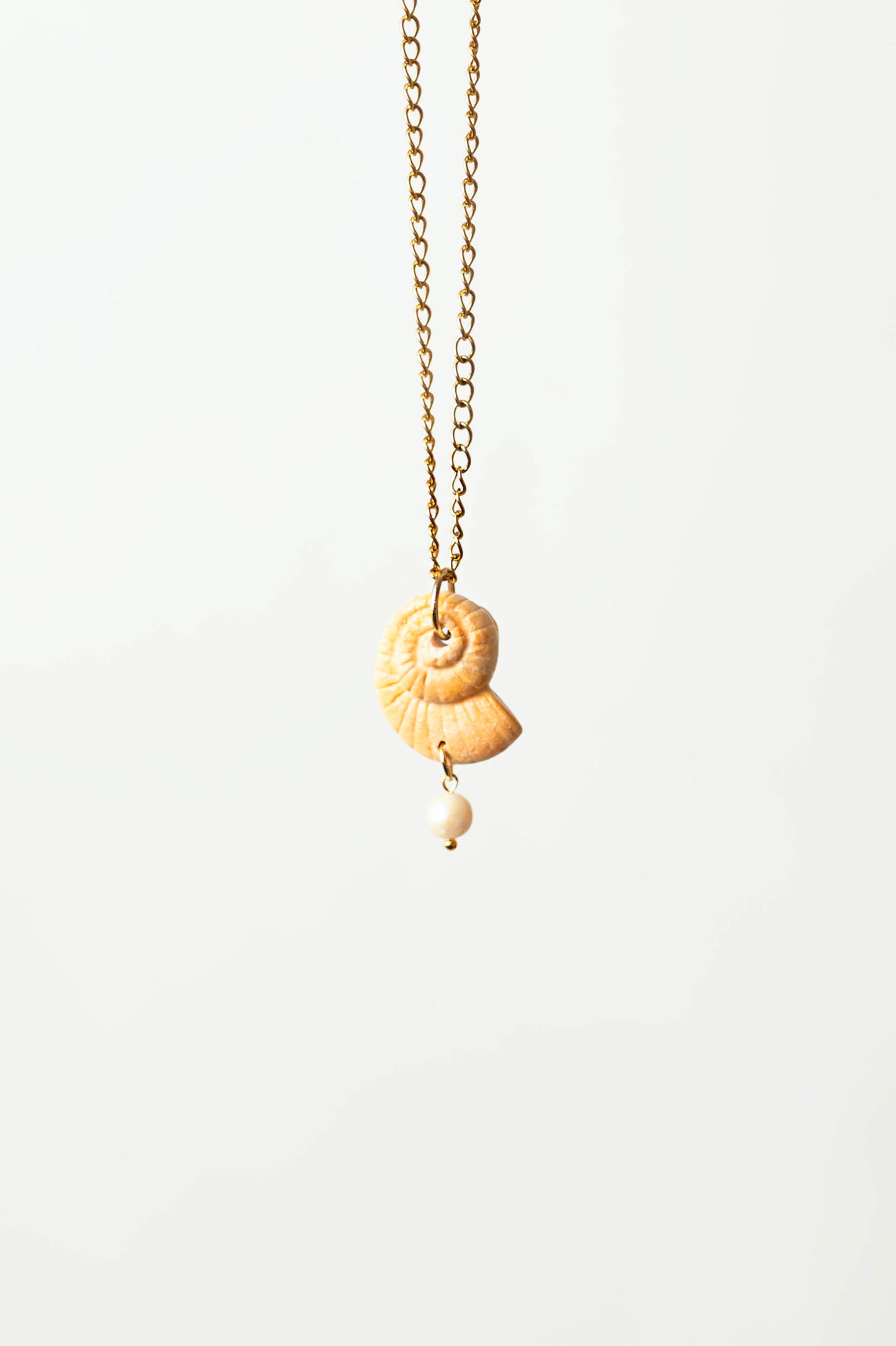 Concha de caracol con perla de agua dulce