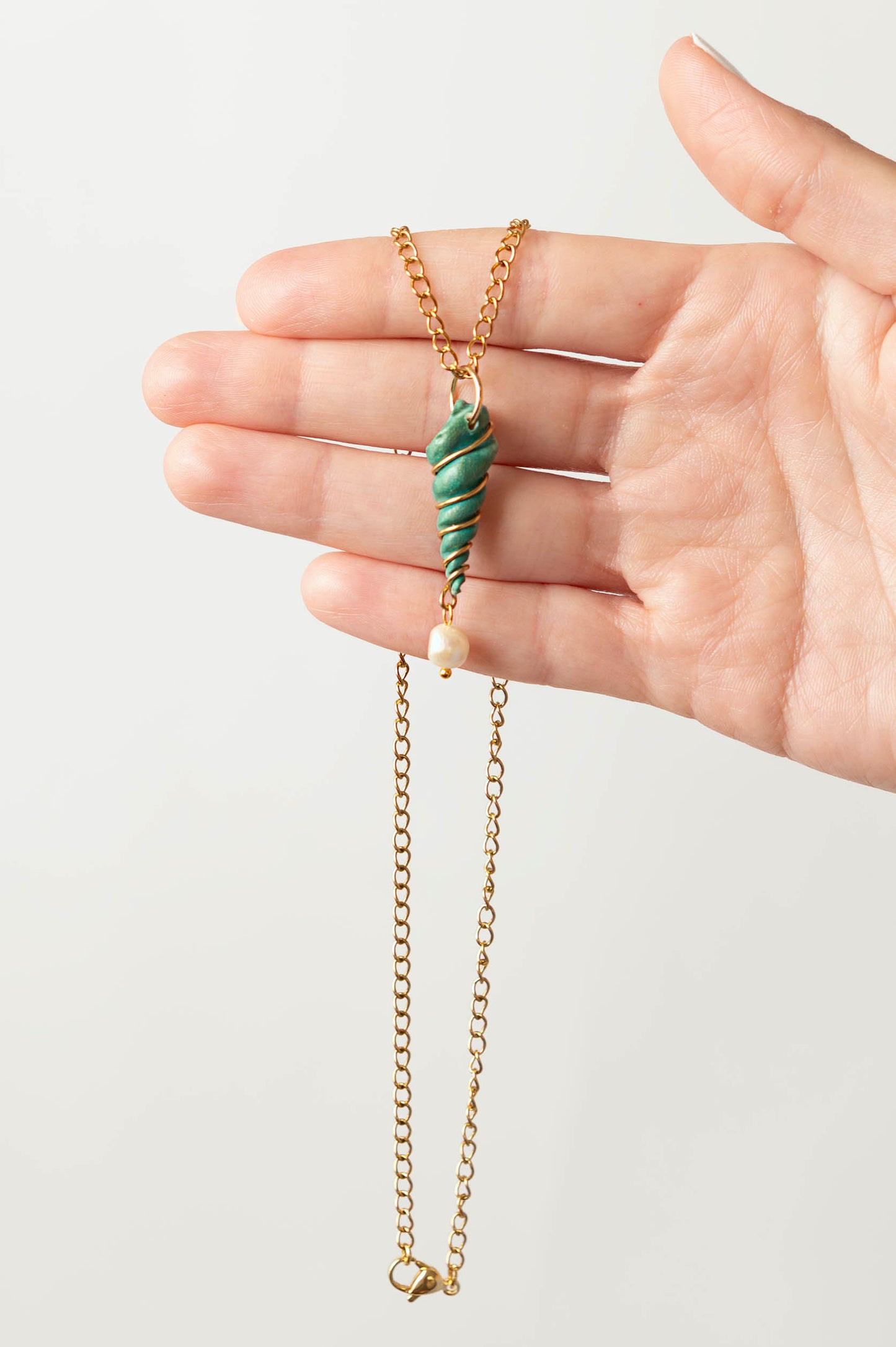 Concha verde con perla de agua dulce